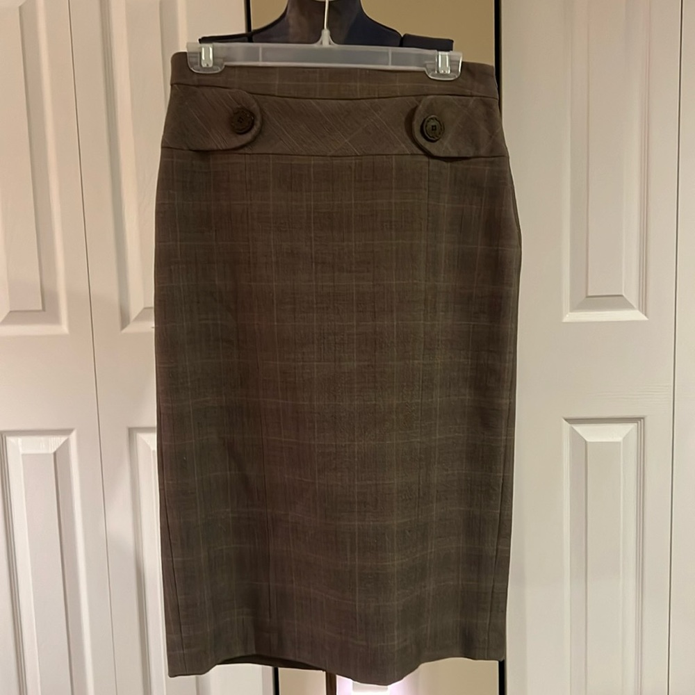 Very flattering, side zip and lined pencil skirt.